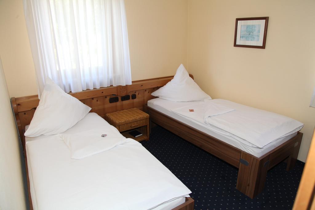 Brucker Gastehaus Otel Fuerstenfeldbruck Oda fotoğraf