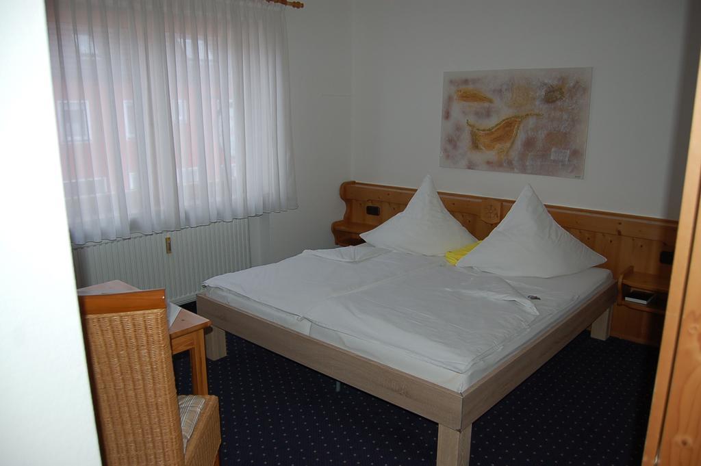 Brucker Gastehaus Otel Fuerstenfeldbruck Oda fotoğraf