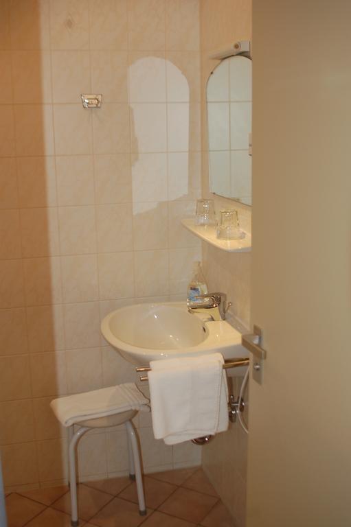 Brucker Gastehaus Otel Fuerstenfeldbruck Oda fotoğraf