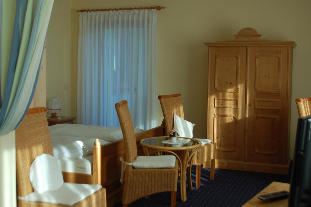 Brucker Gastehaus Otel Fuerstenfeldbruck Oda fotoğraf